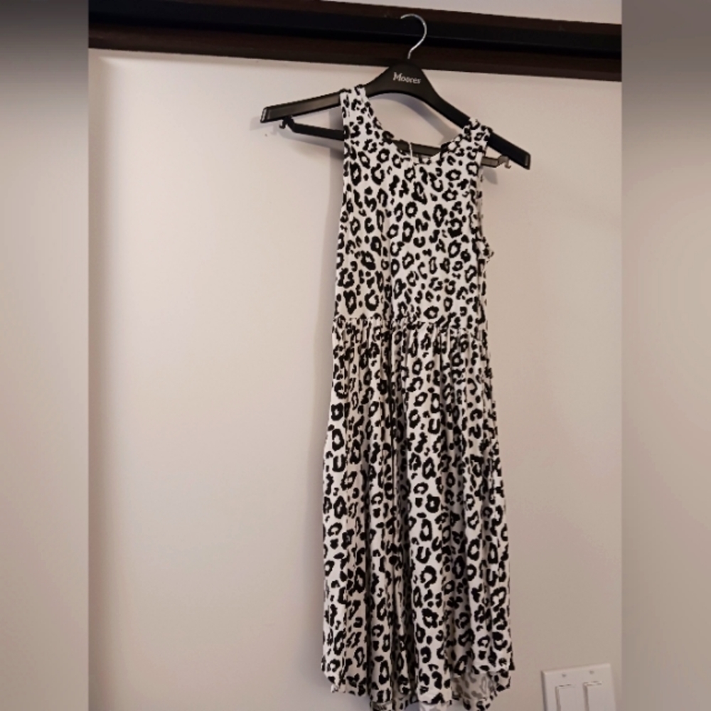 Leopard style sleeveless flowy dress